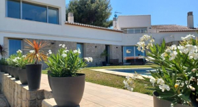 Moderne u. großzügige Villa, Panoramablick und Privatpool, ideal für 2 Familien